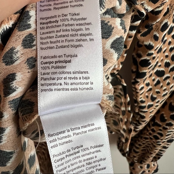 Topshop Animal Print Button Down Shirt Size 4 - Picture 5 of 9